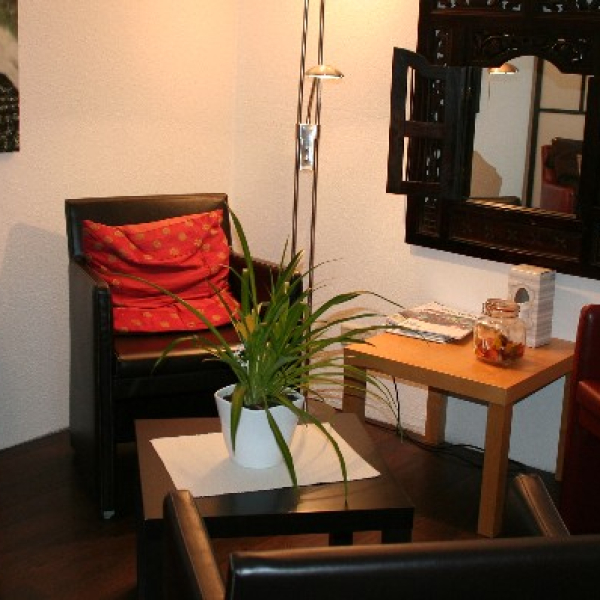 Praxiszimmer - 3 Sessel um kleinen Tisch