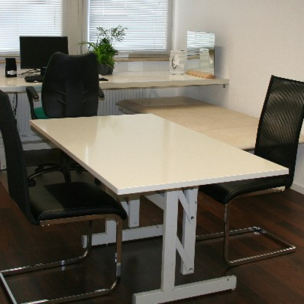 Büro - Tisch mit Stühlen