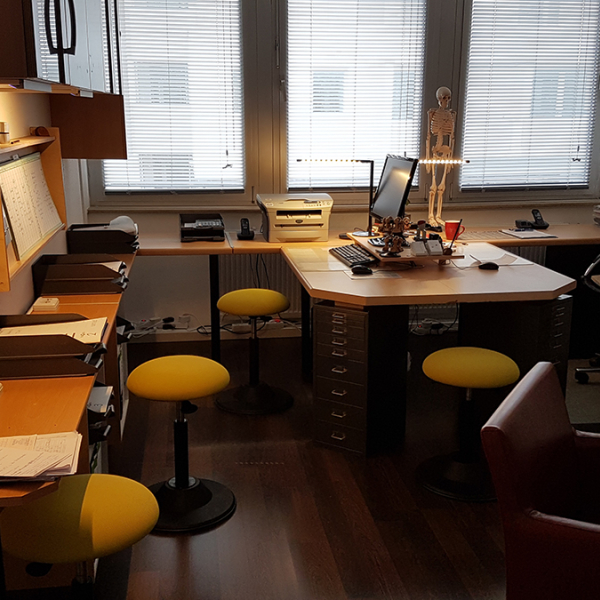 Nachhilfezimmer - Tischreihe mit Stühlen