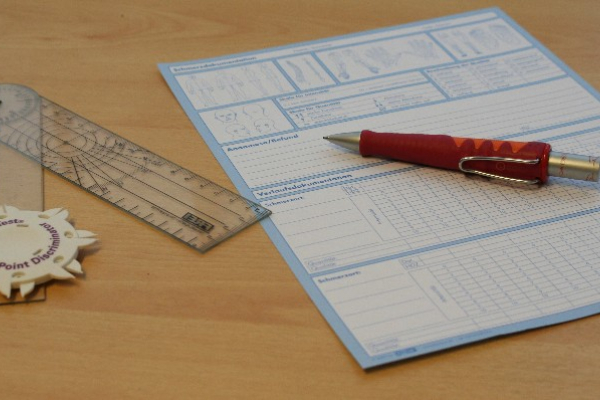 Formular mit Stift und Lineal